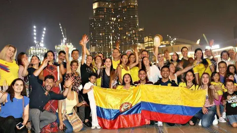 Numerosos colombianos se acercaron al Burj Khalifa para presenciar cómo se iluminaba con los colores de su bandera. (A. F. Perdomo / EL CORREO)