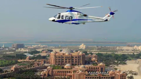 Helicóptero de la Policía de Abu Dhabi sobrevuela el hotel Emirates Palace. (WAM)