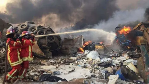 Bomberos intentan apagar las llamas en la zona del siniestro. (Al Arabiya)