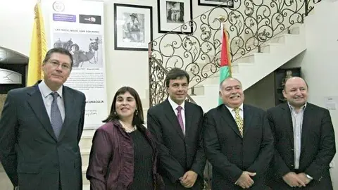 Los representantes diplomáticos de Argentina, Colombia, México y Ecuador, junto a la hija de Leo Matiz en la inauguración de la exposición en Abu Dhabi. (Celia Unquiles / EL CORREO)