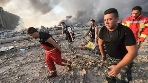 Equipos de emergencia rescatan a los heridos. (@bts_armyyyyy777)