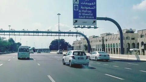 Señalización de la frontera terrestre Abu Dhabi-Arabia Saudita. (EL CORREO)