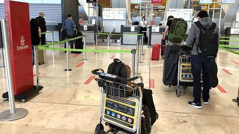 Pasajeros facturan con destino a Dubai en la Terminal 4 del aeropuerto de Madrid. (EL CORREO)