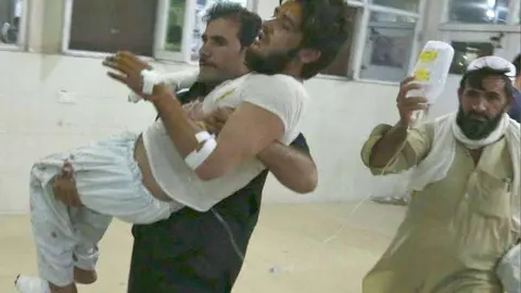 Herido es socorrido tras el ataque terrorista de Daesh en Jalalabad. (@EastFild)