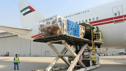 Momento de la carga de la ayuda de Emiratos Árabes para el Líbano en Dubai. (WAM)