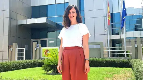 Carmen de Antonio, la primera mujer que ejerce como cónsul de España en Emiratos Árabes, ante la sede de la Embajada en Abu Dhabi. (@EmbEspEAU)