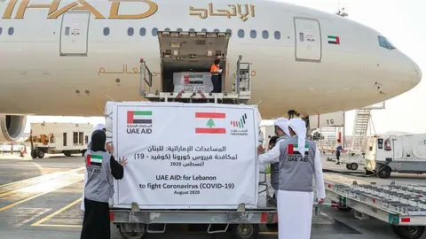 Avión de Etihad carga la ayuda para combatir el coronavirus enviada por EAU al Líbano. (WAM)