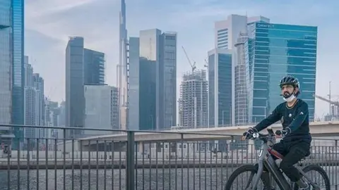 El jeque Mohammed bin Rashid Al Maktoum, vicepresidente de EAU y gobernante de Dubai, durante su paseo por bicicleta en Dubai. (Instagram)