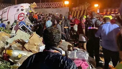 Numerosas personas se arremolinan alrededor del avión siniestrado. (@afwaernakulam)