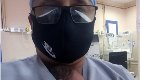 El enfermero cubano junto al bebé. (Twitter)