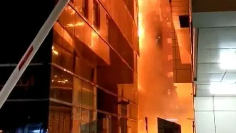 El edificio en llamas, situado en la zona de Al Mamoura en Abu Dhabi. (Fuente externa)