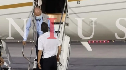 Juan Carlos I tras aterrizar en el aeropuerto de Abu Dabi.