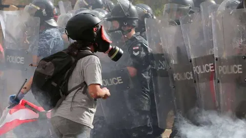 Manifestante se encara con los agentes antisdisturbios en Beirut. (@CNNEE)