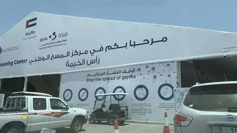 Un centro de analíticas de Covid-19 desde el coche en EAU. (EL CORREO)