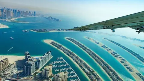 Perspectiva aérea de Dubai con la Palmera en primer plano y los rascacielos de JBR al fondo. (WAM) 