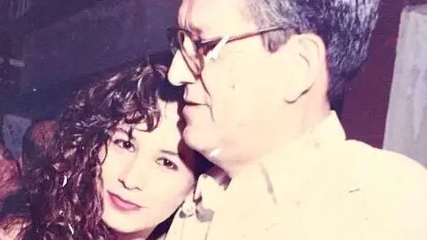 El abogado Luis Alberto León León abraza a su hija María Verónica, artista ecuatoriana afincada en Emiratos Árabes. (Cedida)