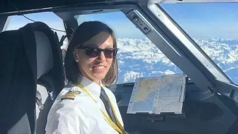 Gisela Armengol, en la cabina de un avión. (Fuente externa)