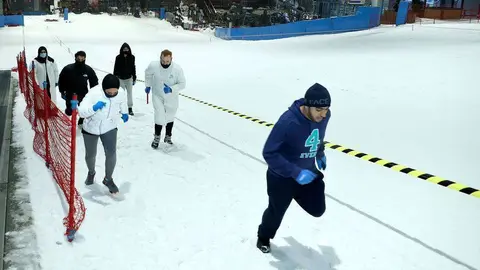 Participantes entrenan sobre la nieve en la pista de Mall of the Emirates de cara a la competición del fin de semana. (WAM)