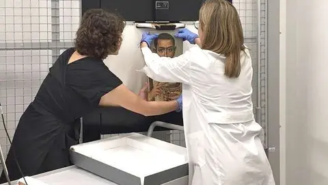 Análisis de la obra 'Retrato funerario de un hombre con una copa' (225–50 d.C.) en el Museo del Louvre Abu Dhabi. (WAM)