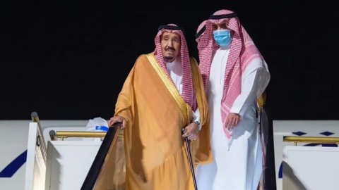 El portal Al Arabiya publicó la imagen del rey saudí descendiendo de su avión.