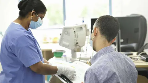 Voluntario para los ensayos de la vacuna contra Covid 19 es atendido en Abu Dhabi. (WAM)