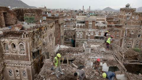 Trabajadores demuelen un edificio dañado por lluvias en la ciudad de Saná, Yemen, el 9 de agosto de 2020. (Khaled Abdullah / Reuters)