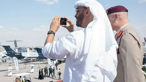 El jeque Mohamed bin Zayed Al Nahyan, cámara en mano, durante un acto en Emiratos Árabes. (WAM) 