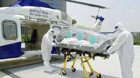 Cápsula de aislamiento implantada por la Policía de Abu Dhabi para el traslado en ambulancias aéreas de enfermos de coronavirus. (WAM)