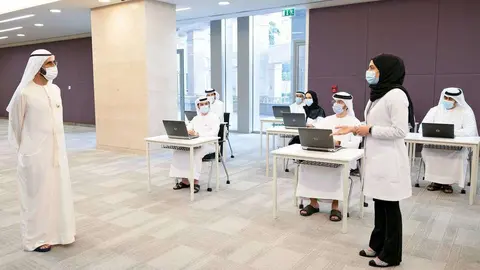 El jeque Mohammed bin Rashid Al Maktoum, durante la visita al Centro de Control de Covid 19 en Dubai. (WAM)
