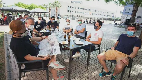 Personas con mascarillas en una terraza de Castellón en España. (www.elperiodicomediterraneo.com)