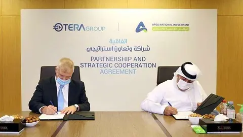 Firma del acuerdo por Oren Sadiv, presidente y director ejecutivo de TeraGroup -izquierda-, y por Khalifa Yousef Khouri, presidente de APEX National Investment. (WAM)