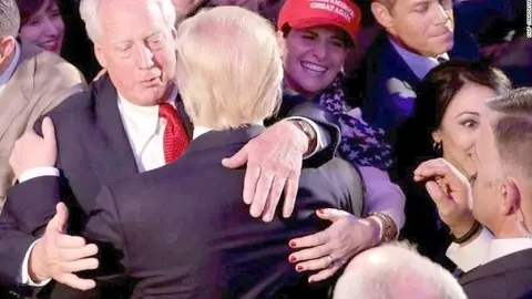 Robert Trump -izquierda- abraza a su hermano Donald, presidente de Estados Unidos. (Fuente externa)