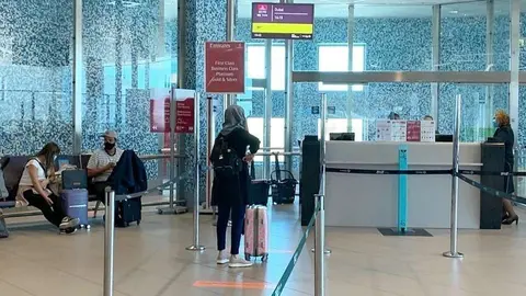 La distancia personal se respetó en todo momento durante el embarque del vuelo de Emirates Lisboa-Dubai de este domingo, el primero después de la pandemia. (EL CORREO)