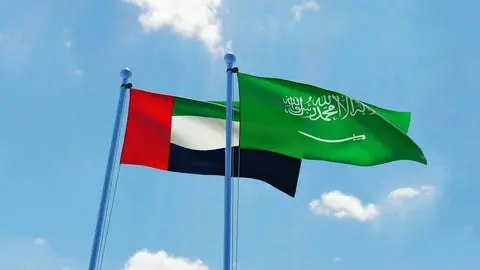 Las banderas de Emiratos Árabes Unidos -izquierda- y de Arabia Saudita. (WAM)