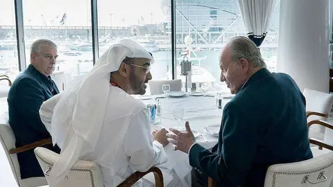 El Rey emérito de España durante una comida con el príncipe heredero de Abu Dhabi. (Casa del Príncipe Heredero)