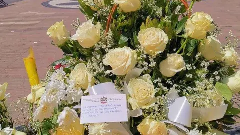 La ofrenda floral de EAU durante el homenaje a las víctimas del atentado de Barcelona. (Twitter)