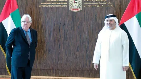 Encuentro de Martin Griffiths con Anwar bin Muhammad Gargash este domingo en Abu Dhabi. (WAM)