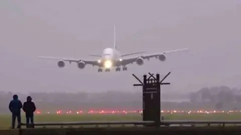 El Emirates A380 se acerca a la pista del aeropuerto de Ámsterdam.
