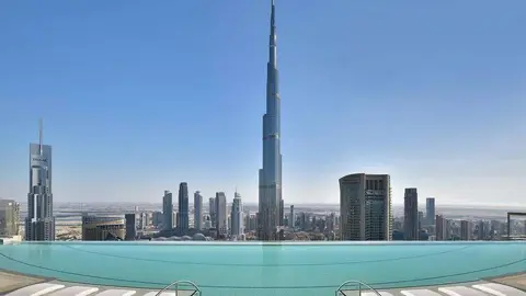 La piscina infinita del restaurante Ce la vi de Dubai con vistas al Burj Khalifa.