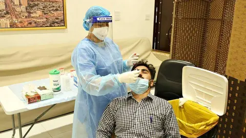 Residente durante una prueba de detección del coronavirus. (WAM)