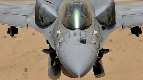 Avión de combate F16 en pleno vuelo. (@EEmerson14)