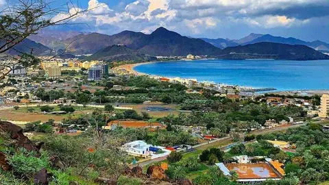 Perspectiva de Khor Fakkan desde una de las montañas que rodean a la ciudad ante las playas del Mar de Omán. (WAM)