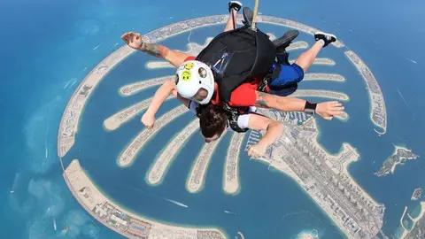 Un salto en paracaídas sobre La Palmera de Dibai. (Skydive)