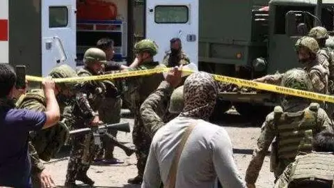 En la imagen de AFP, el Ejército filipino acordona la zona.