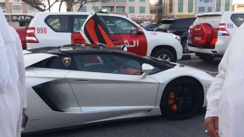 Vehículos en una carretera de Ras Al Khaimah. (EL CORREO)