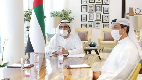 El gobernante de Dubai junto al jeque Mansour bin Zayed Al Nahyan, ministro de Asuntos Presidenciales. (WAM)