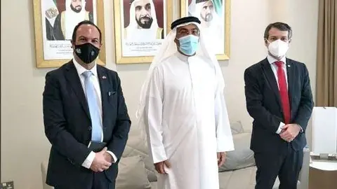 De izquierda a derecha, el embajador de Chile en Abu Dhabi, Jorge Daccarett, el ministro de Estado emiratí y el subsecretario chileno de Relaciones Económicas. (Twitter)