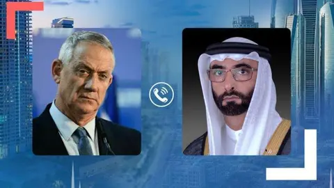 Mohammed bin Ahmad Al Bawardi, ministro de Estado de Asuntos de Defensa, y Benny Gantz, Ministro de Defensa israelí. (WAM)