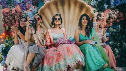 Una novia junto a unas amigas. (Cosmopolitanme.com)