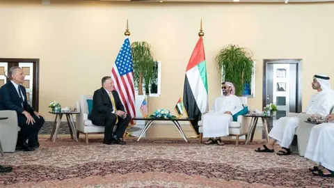 El jeque Tahnoun bin Zayed Al Nahyan, asesor de Seguridad Nacional de EAU, y el secretario de Estado de Estados Unidos, Michael R. Pompeo. (WAM)